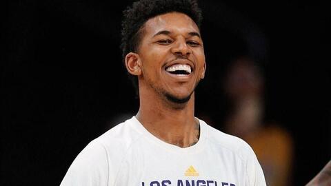 教练：你去给我盯住7号，“膏药式”防守的最高境界就是人盯人“你就说盯的死不死吧”（教练下令：锁死7号！膏药式防守的极致是人盯人——就问盯死不盯死）