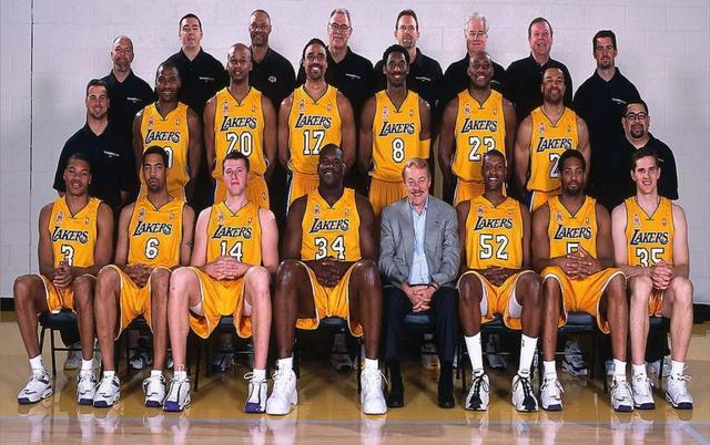 正随巴西在枪手基地训练，维尼修斯与多名阿森纳青训球员合影（维尼修斯随巴西队在阿森纳基地训练，并与多位枪手青训小将合影）