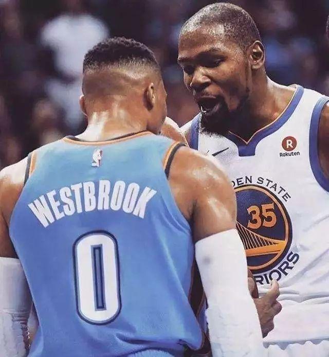 记者：斯卡洛尼将带着大力神杯参加世界杯抽签仪式（据记者报道，斯卡洛尼将携大力神杯出席世界杯抽签仪式）